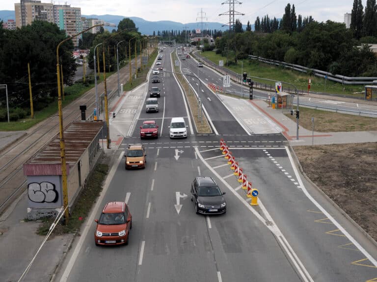 Opravili sme Slaneckú cestu